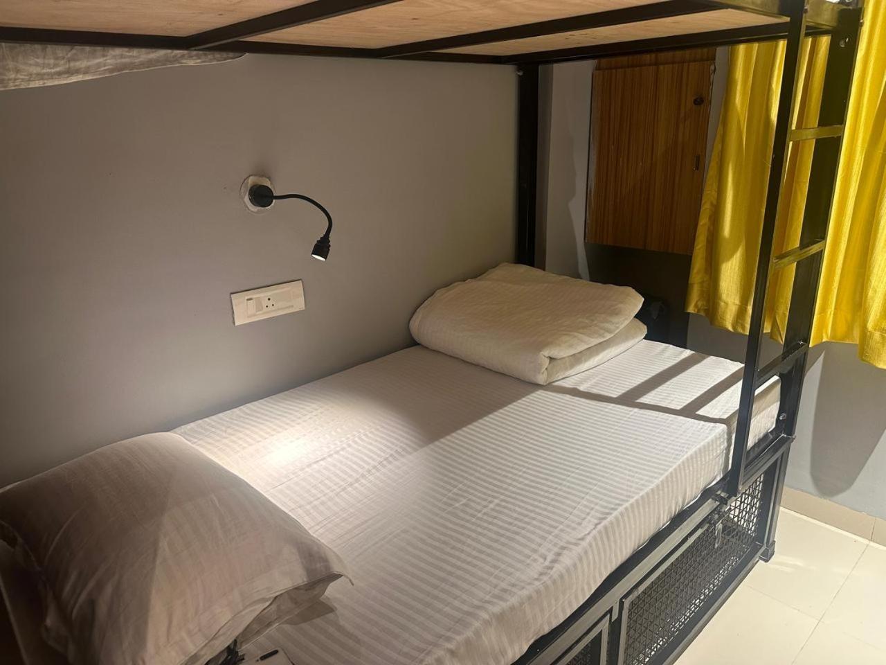 Travotale Hostel And Cowork Koregaonpark Pune Bagian luar foto