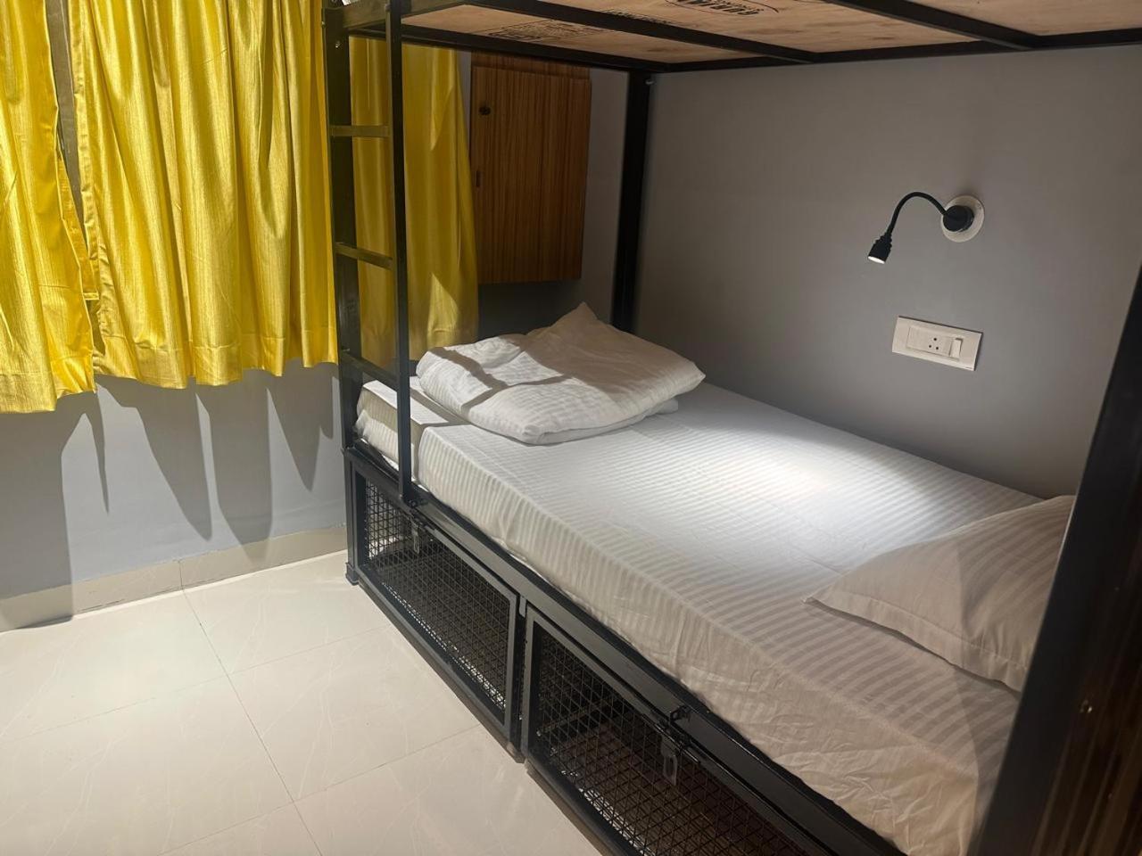 Travotale Hostel And Cowork Koregaonpark Pune Bagian luar foto