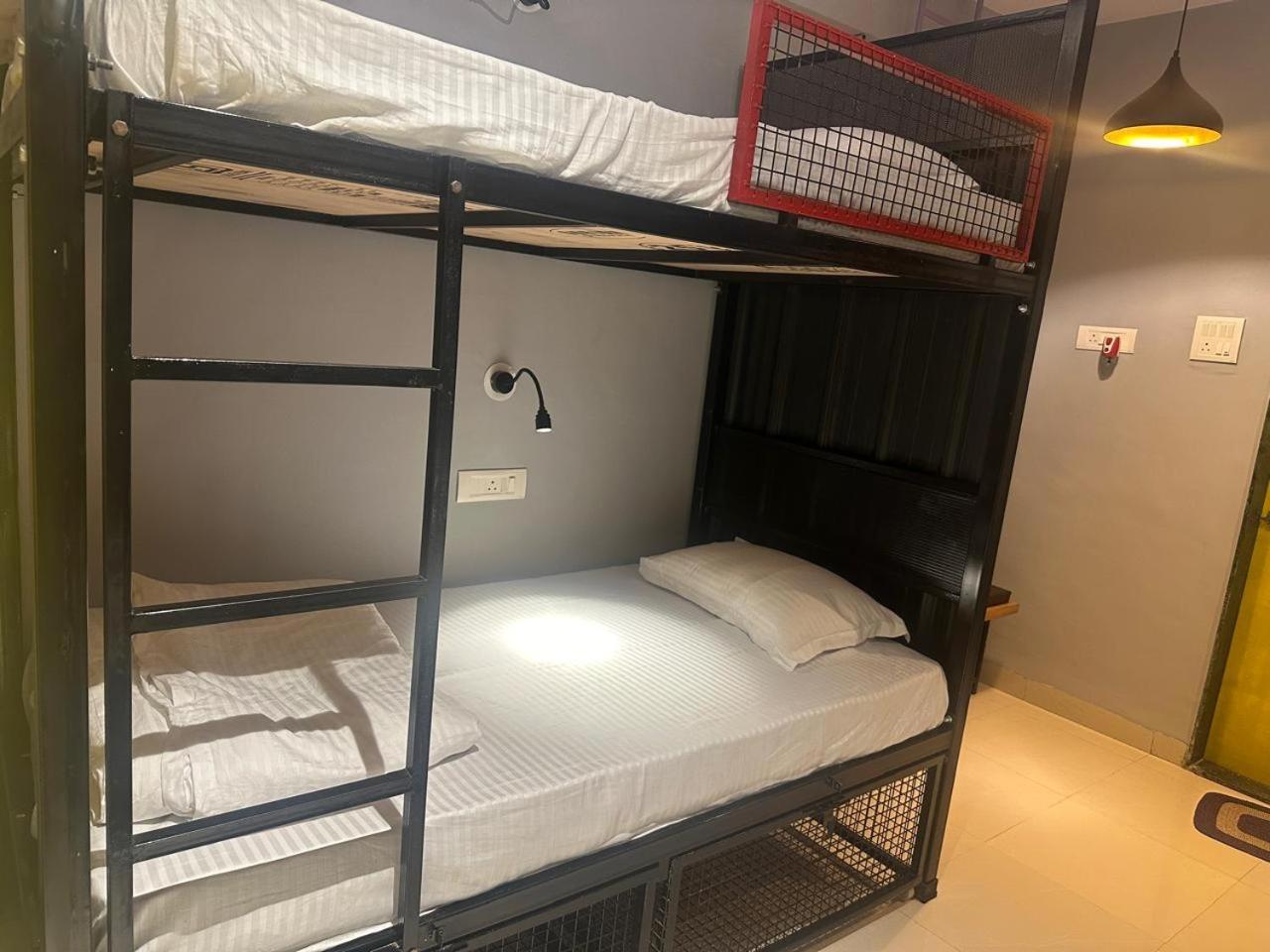 Travotale Hostel And Cowork Koregaonpark Pune Bagian luar foto