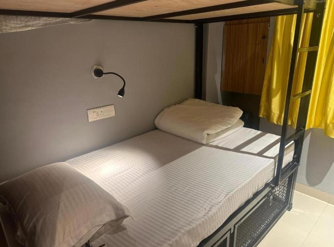 Travotale Hostel And Cowork Koregaonpark Pune Bagian luar foto