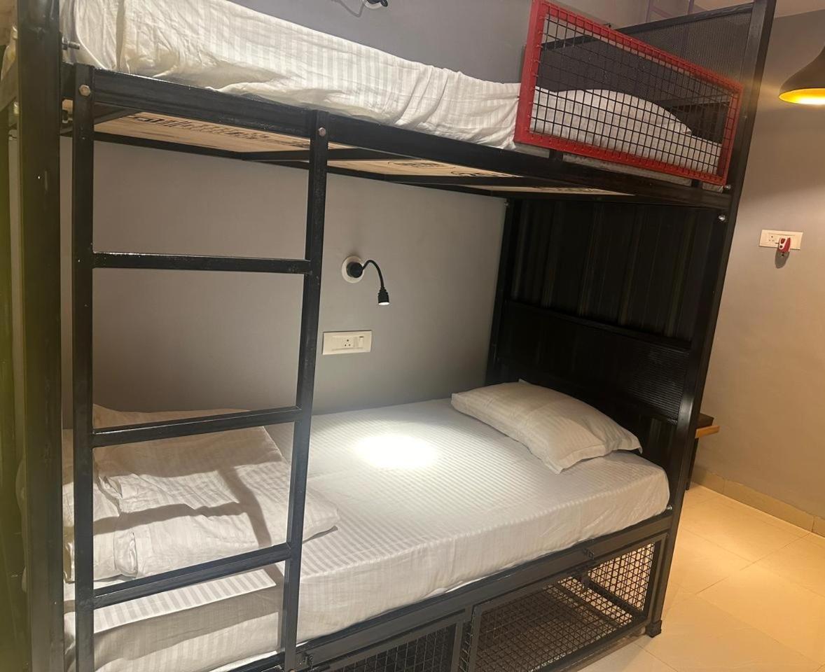Travotale Hostel And Cowork Koregaonpark Pune Bagian luar foto
